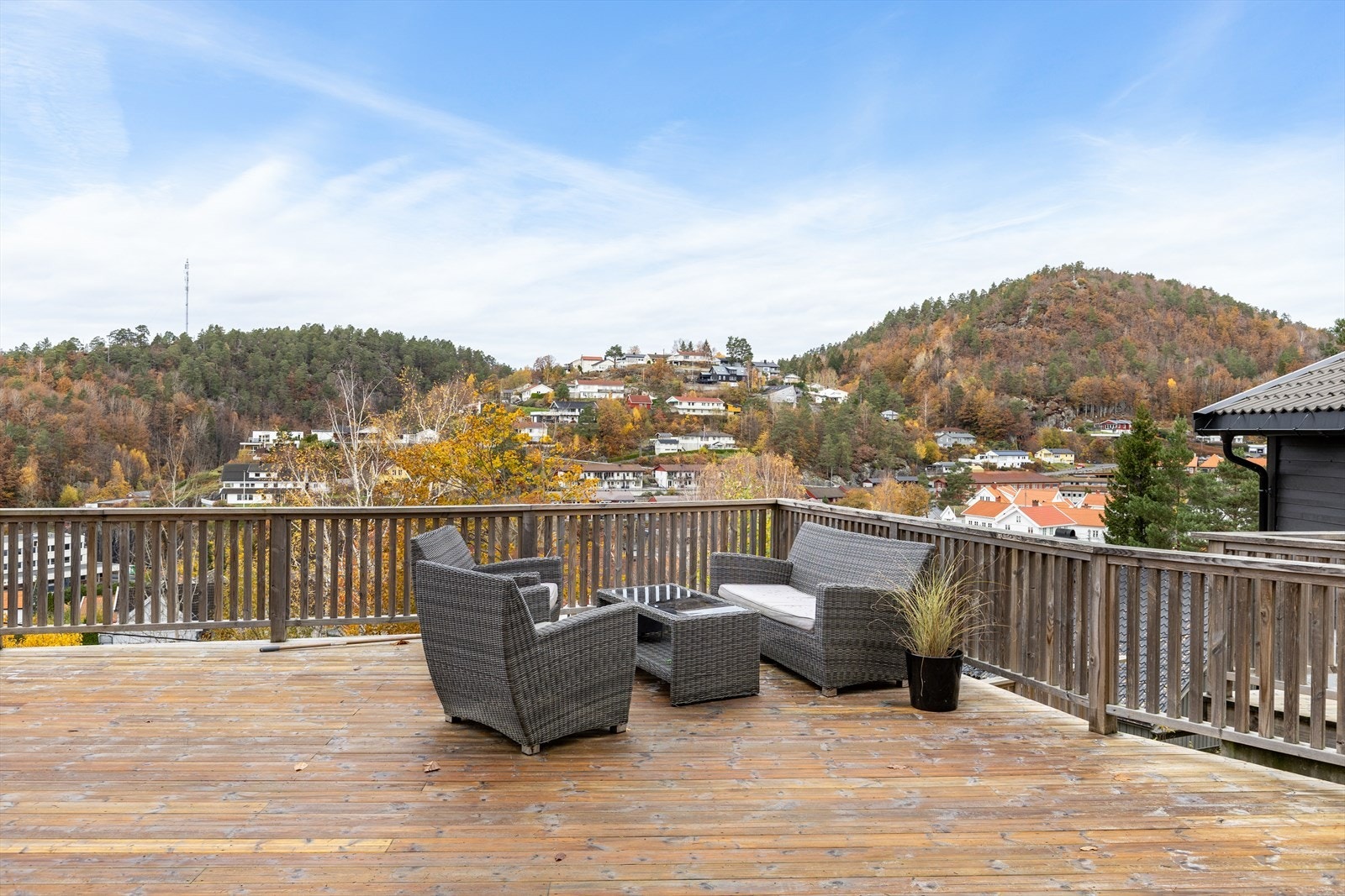 Flott utsikt fra terrasse og gode solforhold Galleribilde