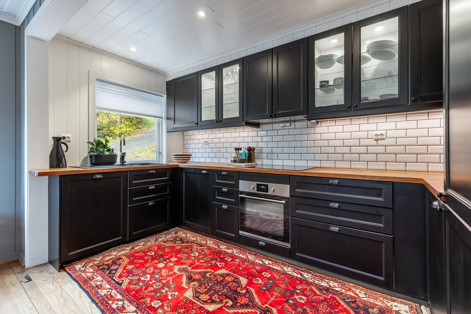 Mørkt og moderne kjøkken med god skap - og benkeplass Galleribilde