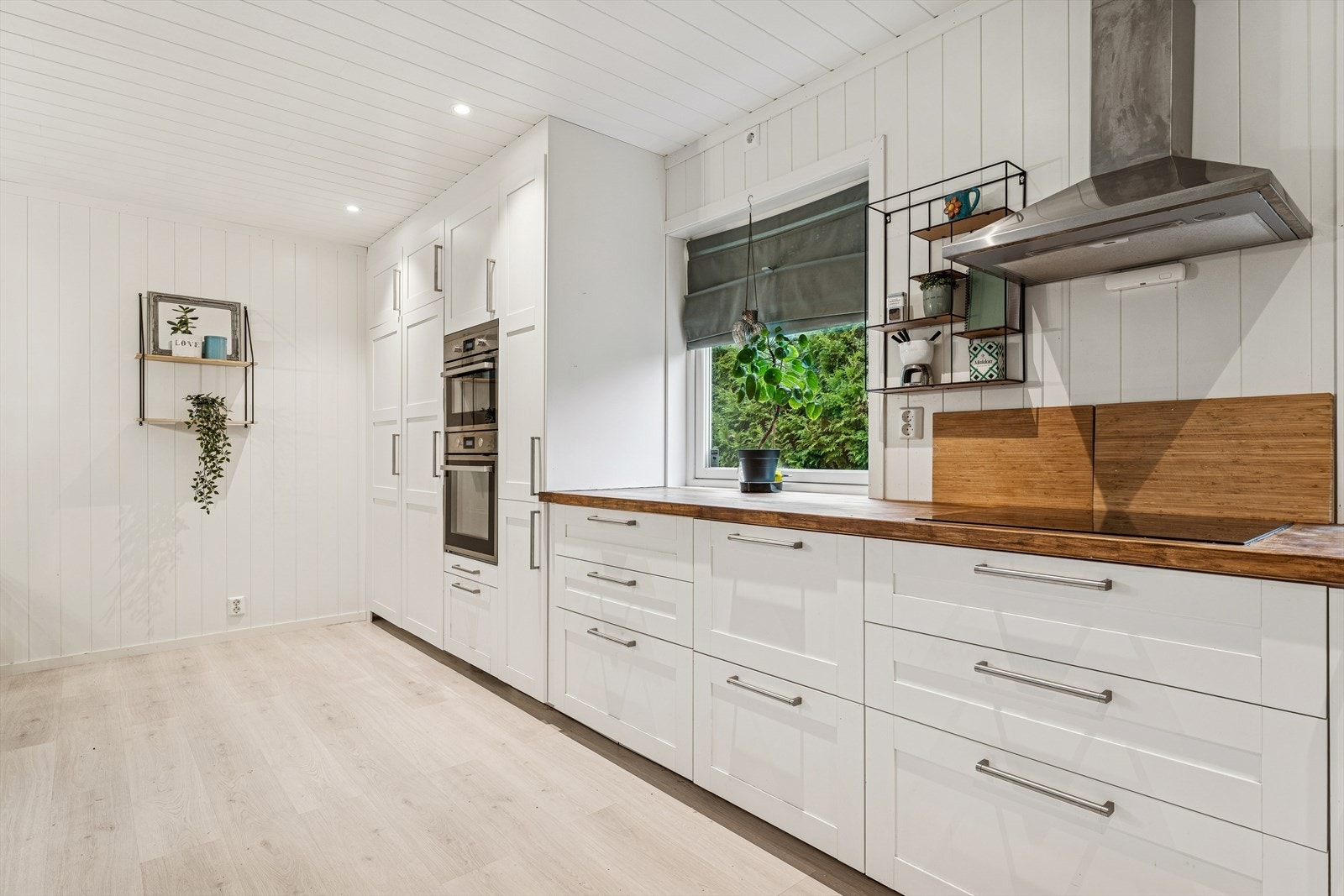 Kjøkkenet er utstyrt med integrert stekeovn, mikrobølgeovn og koketopp. Galleribilde