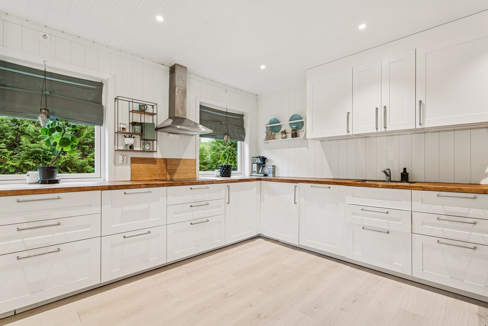 Benkeplaten i heltre gir en solid og varig arbeidsflate. Galleribilde