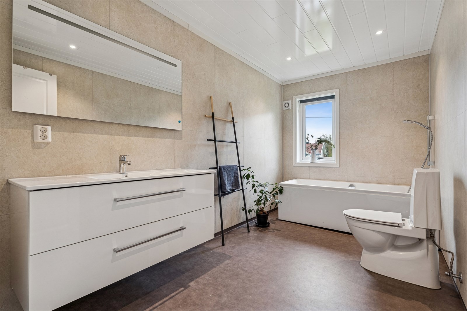 Lekkert bad i andre etasje, også oppgradert i 2019. Galleribilde