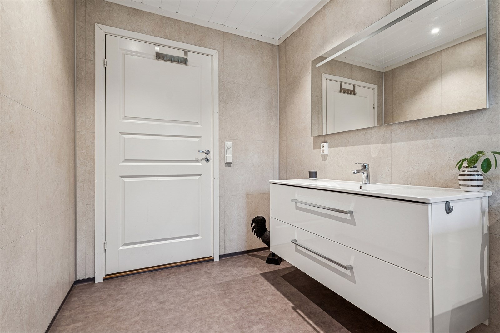 Baderomsinnredning med heldekkende servant, underskap og speil med integrert belysning. Galleribilde