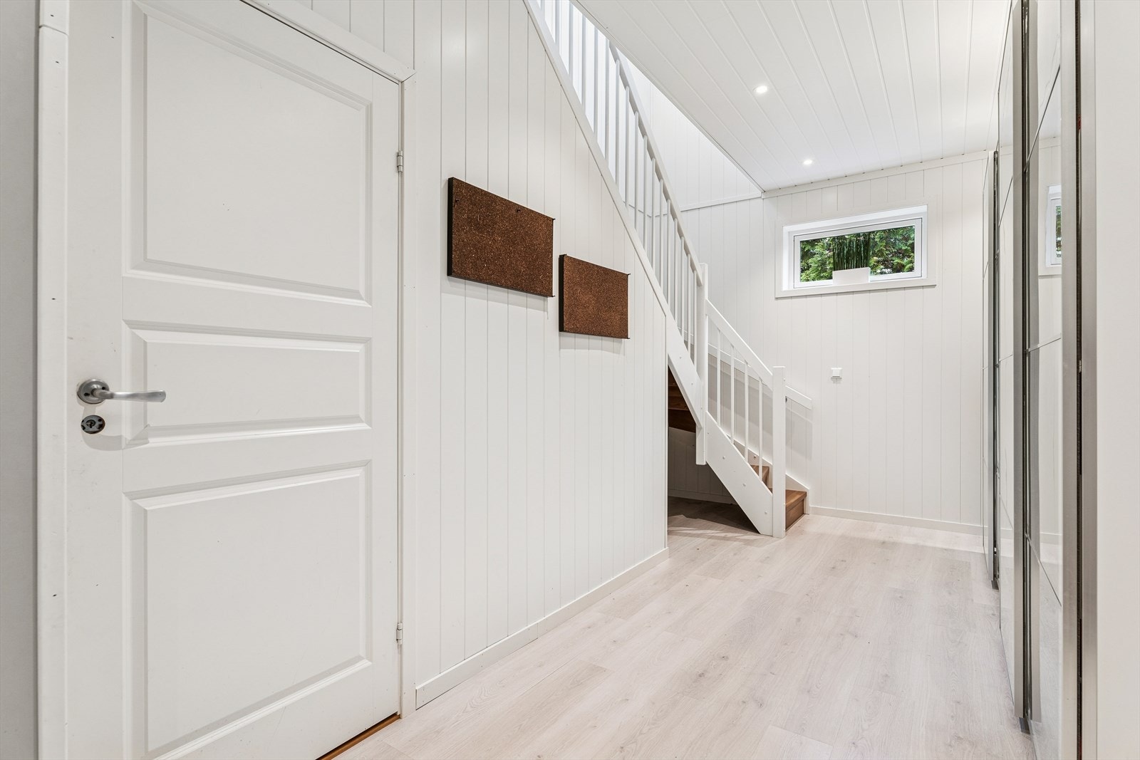 Fra hallen fører en solid tretrapp opp til boligens andre etasje. Galleribilde