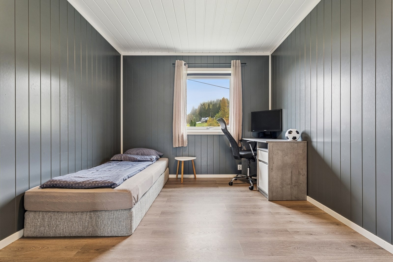 Rommene er av god størrelse og kan enkelt innredes som barnerom, gjesterom eller kontor. Galleribilde
