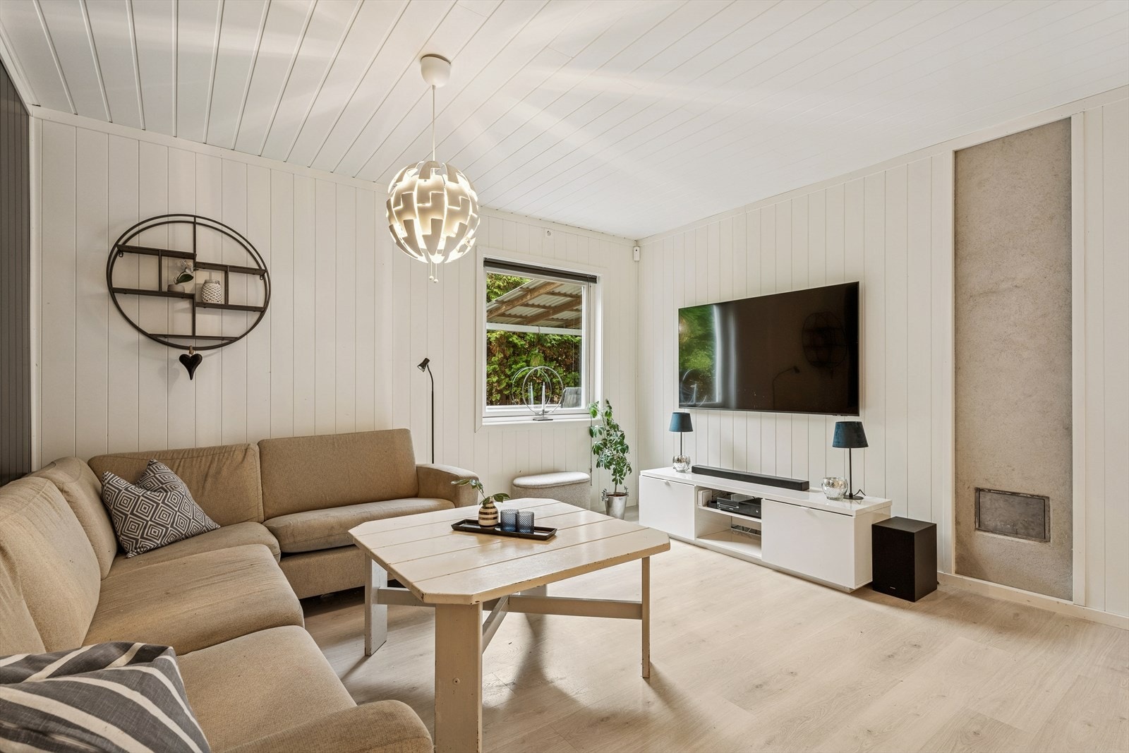 Her bor man i landlige omgivelser, med turstier som Kulturstien langs Hunnselva i nærheten. Galleribilde