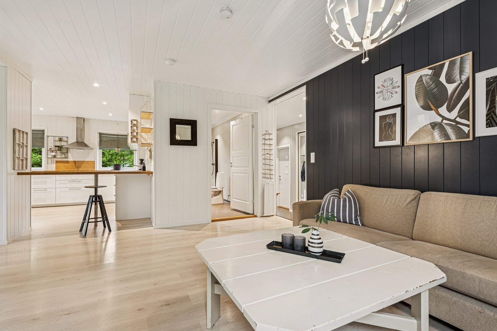 Første etasje har en åpen og sosial planløsning mellom stue og kjøkken. Galleribilde