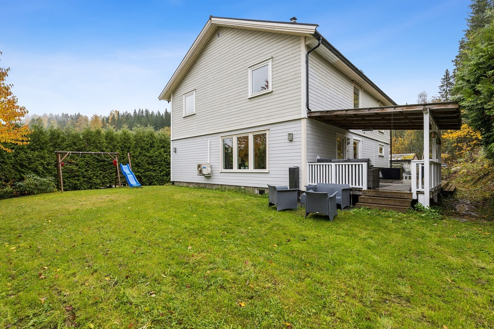 En innholdsrik enebolig med stor hage og en frittstående garasje på 27 m². Galleribilde