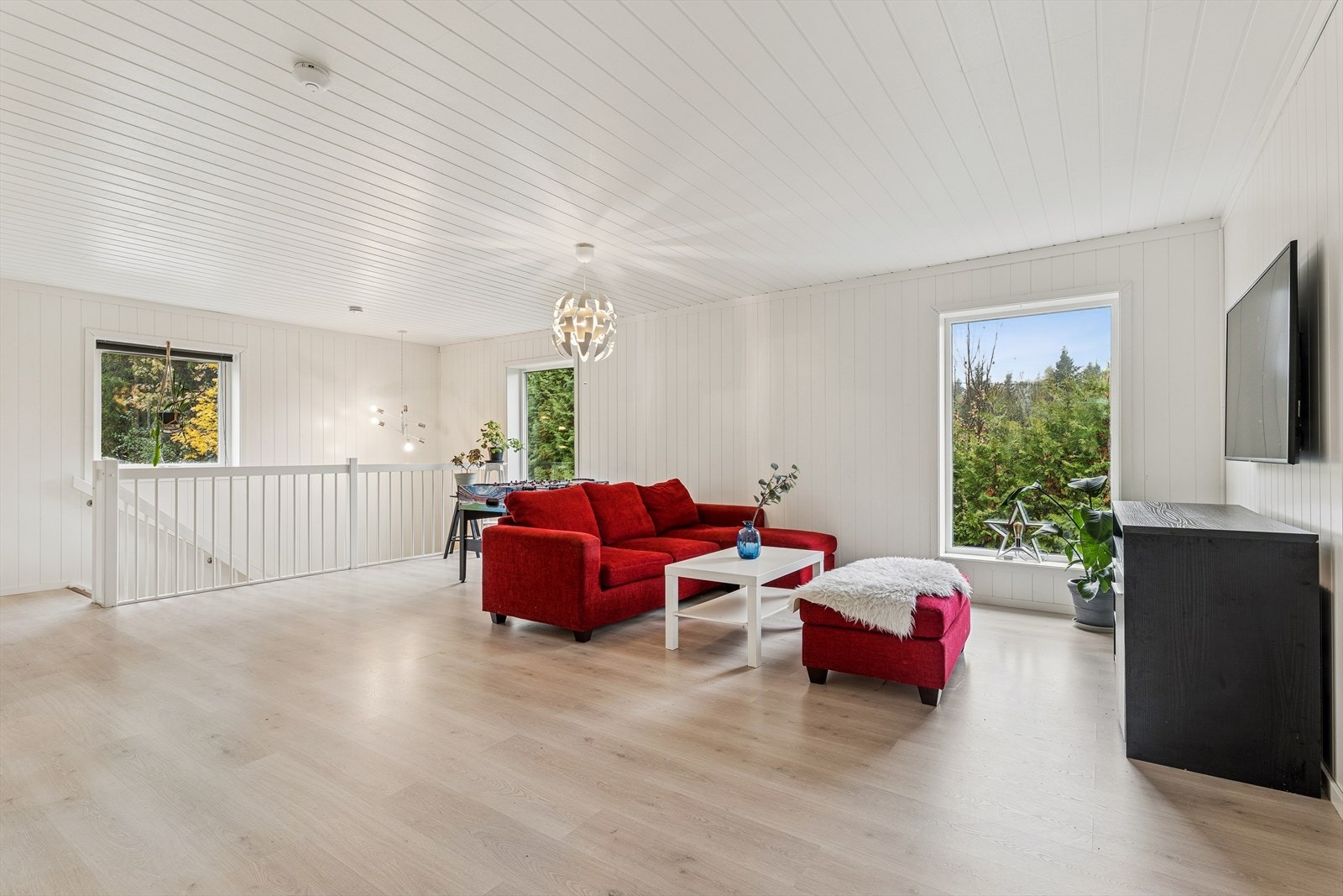 I andre etasje finner du en romslig og lys stue, etablert da etasjen ble påbygd i 2019. Galleribilde