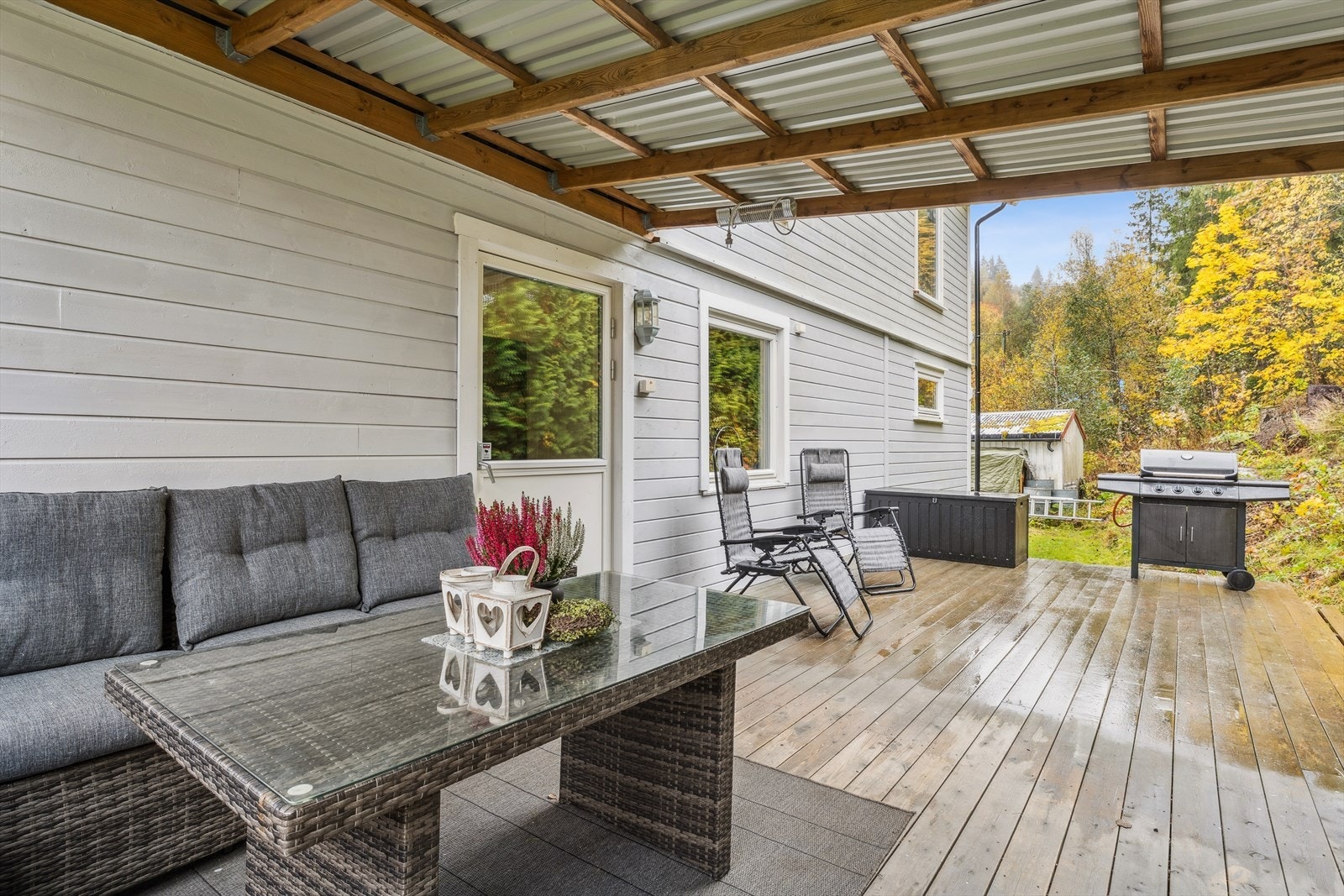 Den delvis overbygde terrassen gir en lun uteplass med adkomst fra stuen. Galleribilde