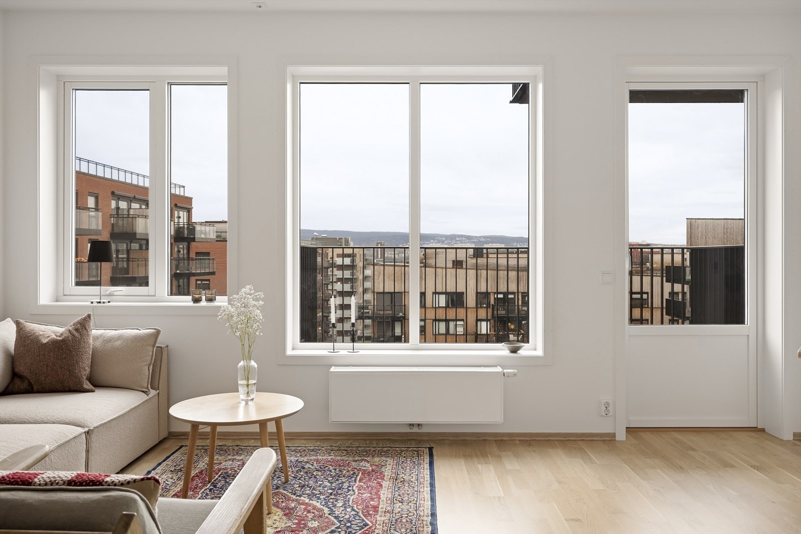 Vinduer fra 2023, som gir rikelig med naturlig lysinnslipp. Galleribilde