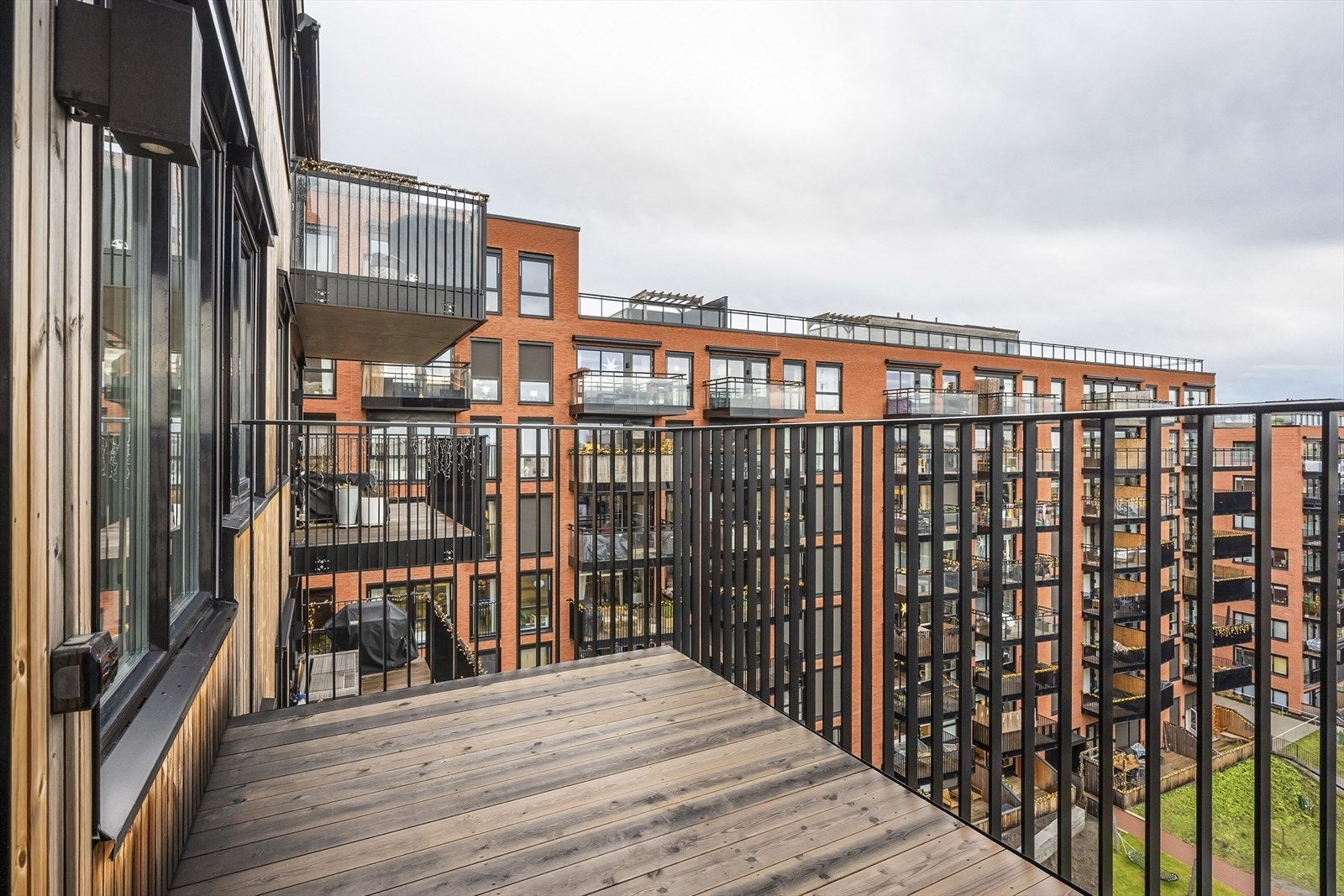 Leiligheten har en sjarmerende sør-østvendt balkong på 6,8 kvm. Galleribilde