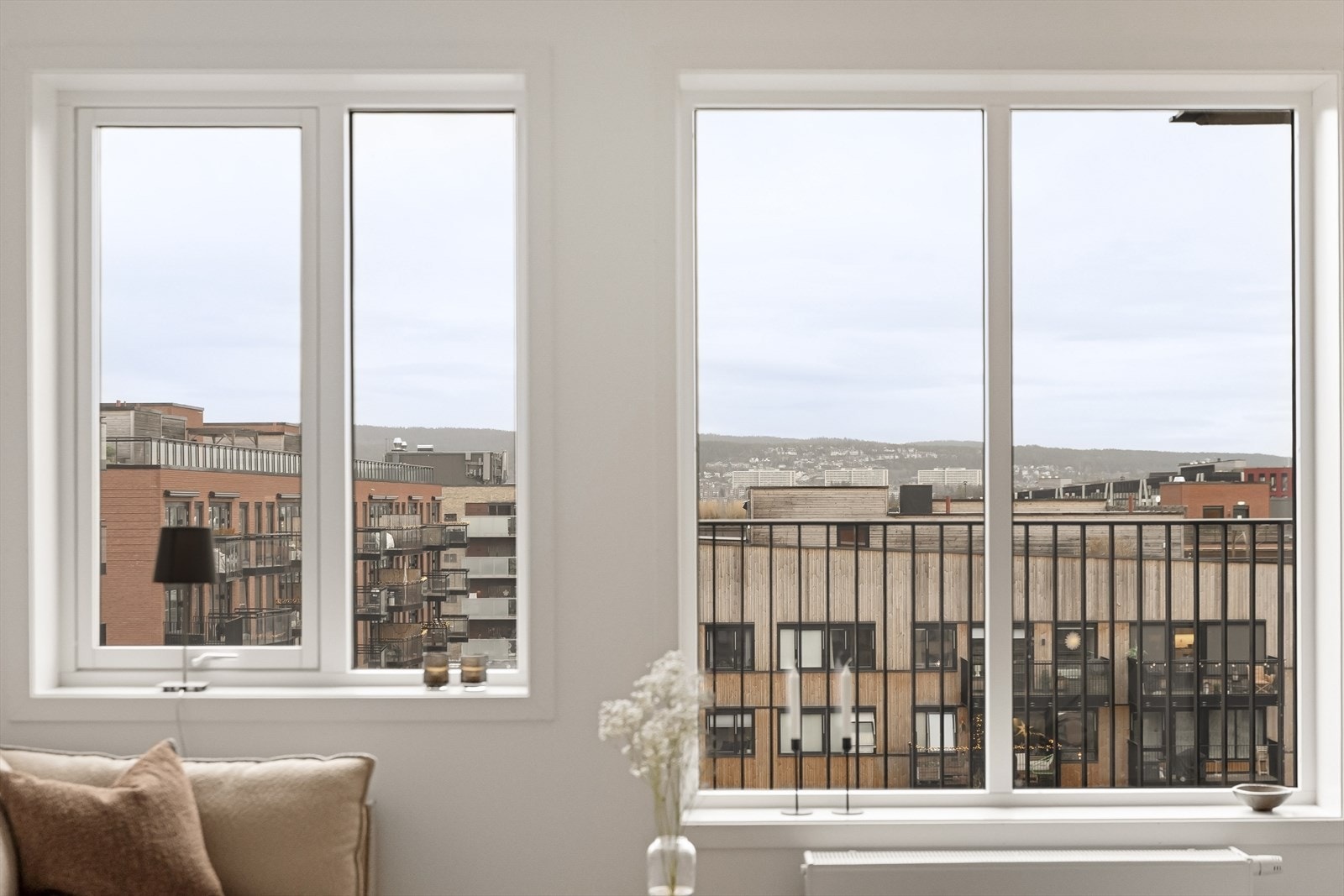 Leiligheten ligger i byggets 7.etasje og har dermed et pent utsyn fra vinduene. Galleribilde