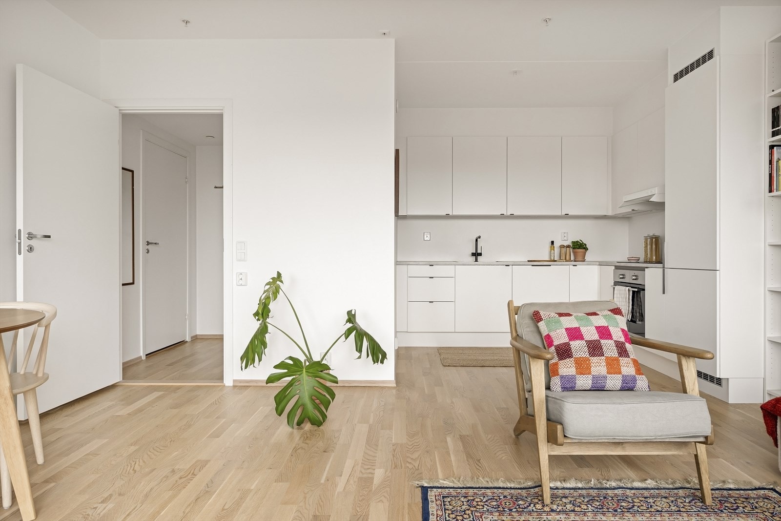 Åpen stue-/kjøkkenløsning med flere innredningsmuligheter. Galleribilde