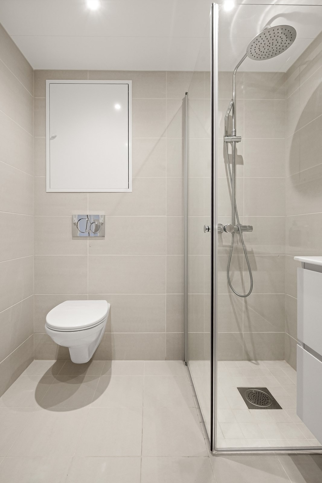 Innredningen består av vegghengt toalett, servant, ettgreps blandebatteri, dusj-hjørne, samt plass og opplegg for vaskemaskin. Galleribilde