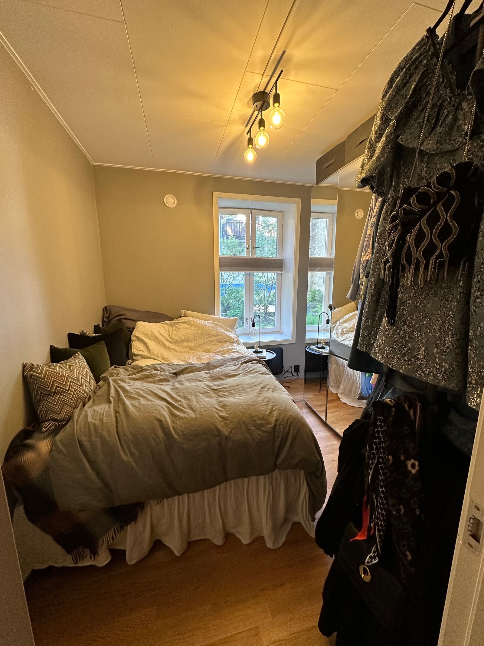 Soverom 2. Garderobeskap og smart åpent garderobepsystem. 150 seng på bilde. Galleribilde