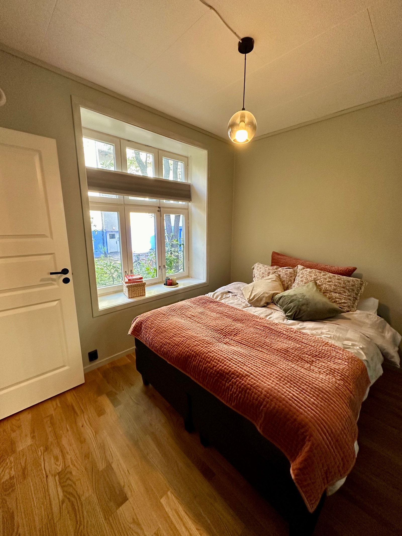 Soverom 1, vendt mot rolig bakgård. 150 seng på bilde Galleribilde