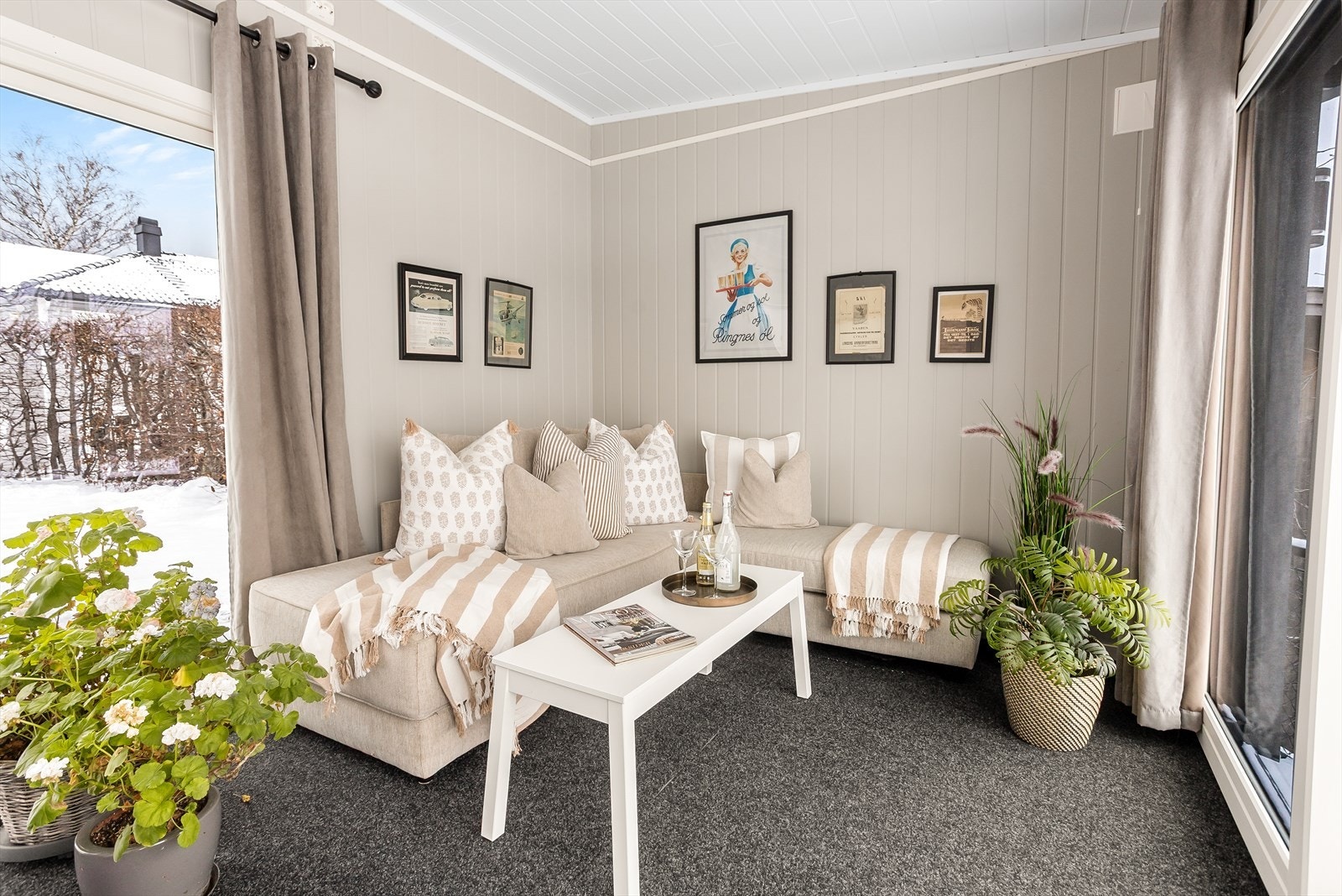 Hagestue med panelvegger og teppegulv. Galleribilde