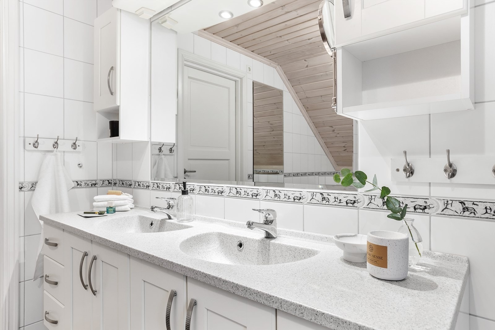 Bad med dobbel servant og innredning. Galleribilde