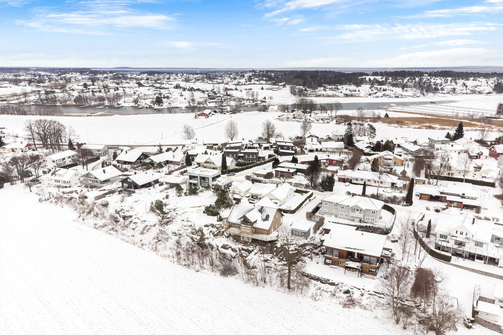 Flyfoto av eiendommen i vinterlandskap. Galleribilde