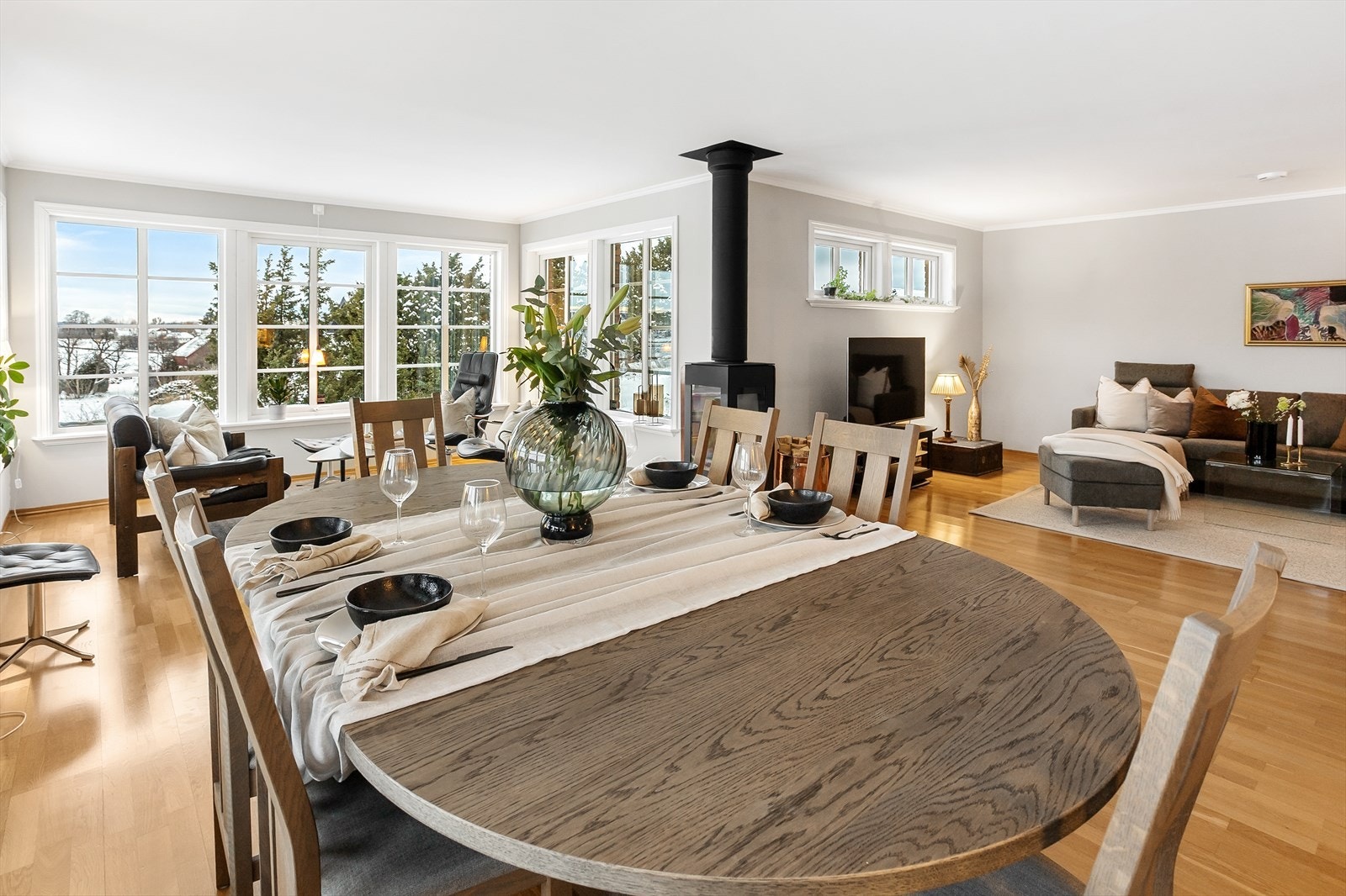 Spisestuen finner sin naturlige plass, der det er god plass til å invitere gjester over på middag eller ha større selskaper. Galleribilde