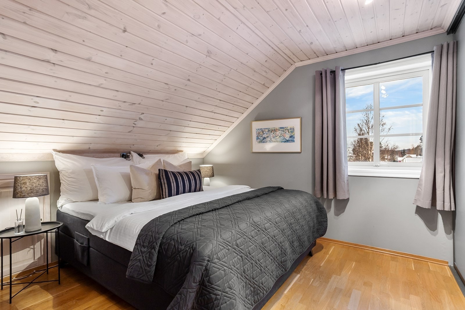 Alle soverommene er av god størrelse med plass til både seng, garderobeløsning og skrivepult. Galleribilde