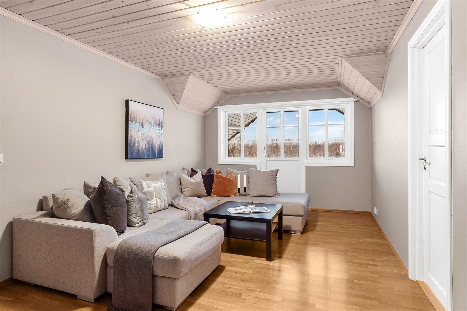 I 2.etasje finnes en hyggelig tv-stue som er et perfekt ekstra oppholdsrom, med god plass til både avslapning og sosiale aktiviteter. Galleribilde