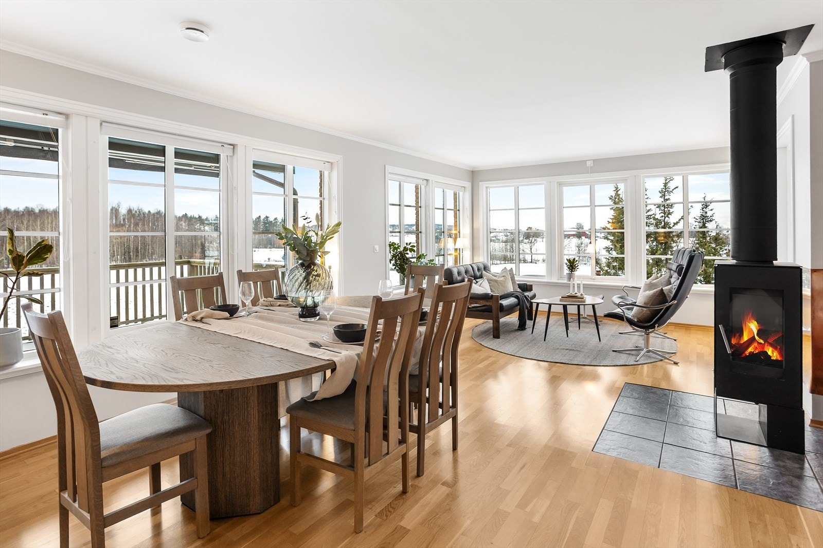 Alt er lagt til rette for den optimale lyssettingen med store vinduer som vender mot utsikten, som gir en lys og luftig atmosfære i rommet. Galleribilde