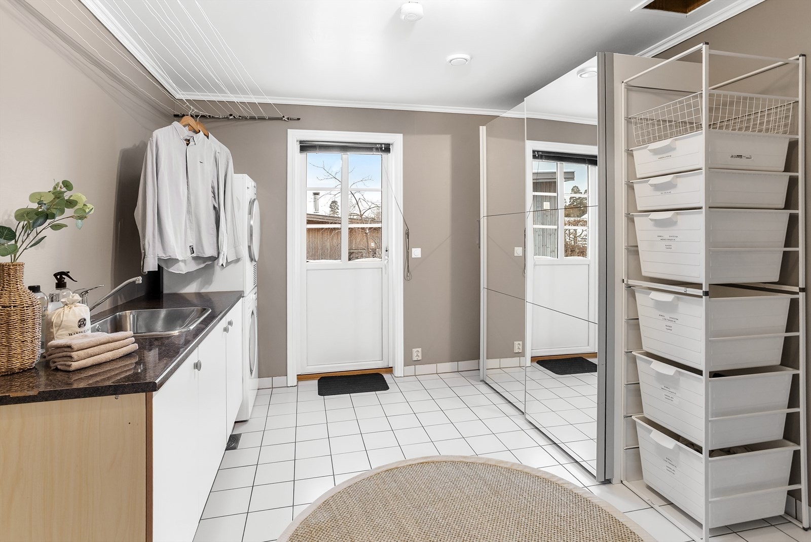 Praktisk innredet vaskerom i 1.etasje med en romslig innredning, samt garderobeløsning. Her får du egen terrassedør som leder deg ut - dette er svært praktisk for barnefamilier. Galleribilde