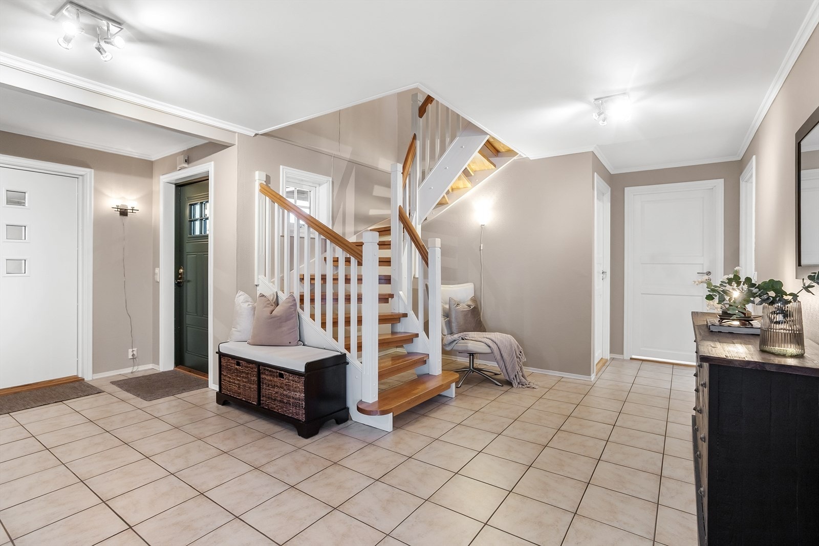 Hallen skaper et fint førsteinntrykk av boligen med sine gjennomførte detaljer. Trappen fører deg videre opp til boligens 2.etasje. Galleribilde