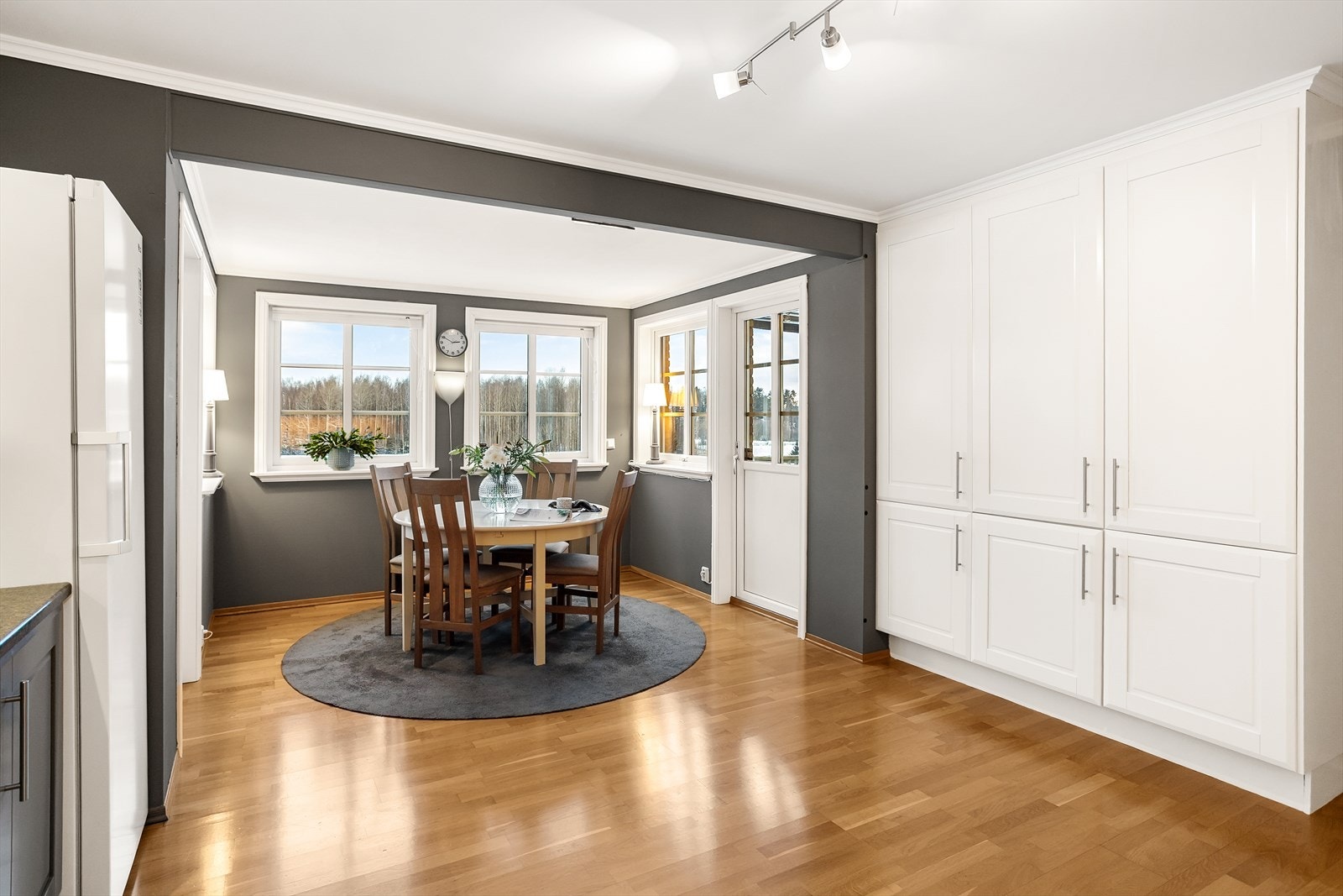 Innredningen har effektive arbeidsflater og god oppbevaringsplass i skuffer og skap. Galleribilde