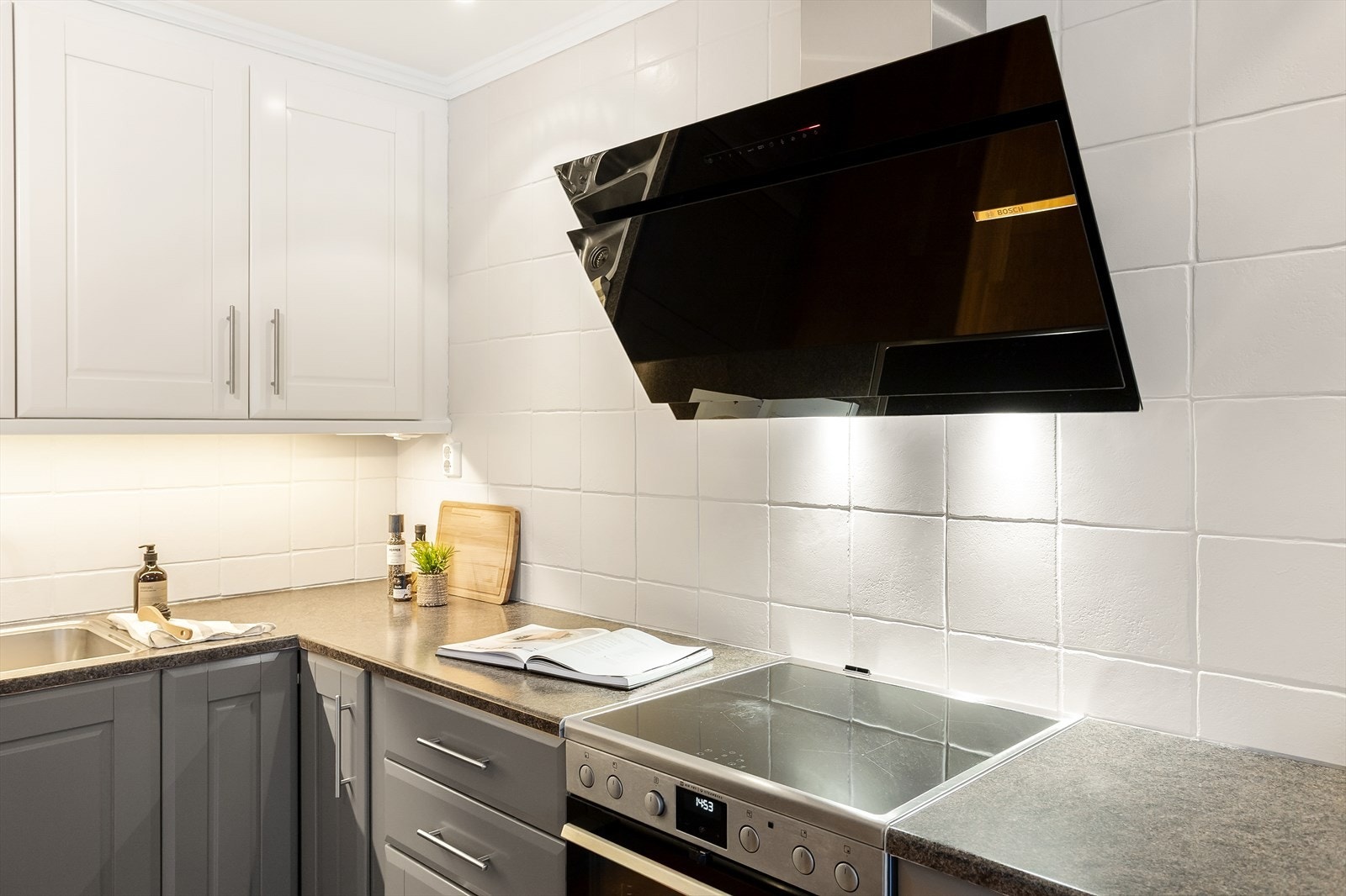 Frittstående hvitevarer som består av stekeovn med induksjonstopp, kjøleskap og oppvaskmaskin. Galleribilde