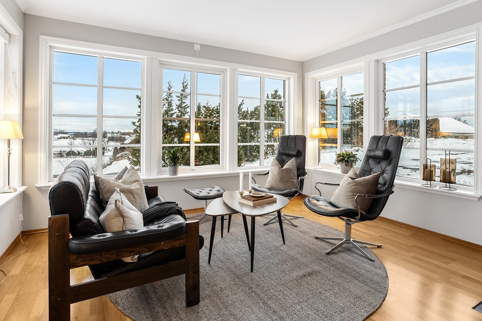 Stue med store vindusflater og utsikt. Galleribilde