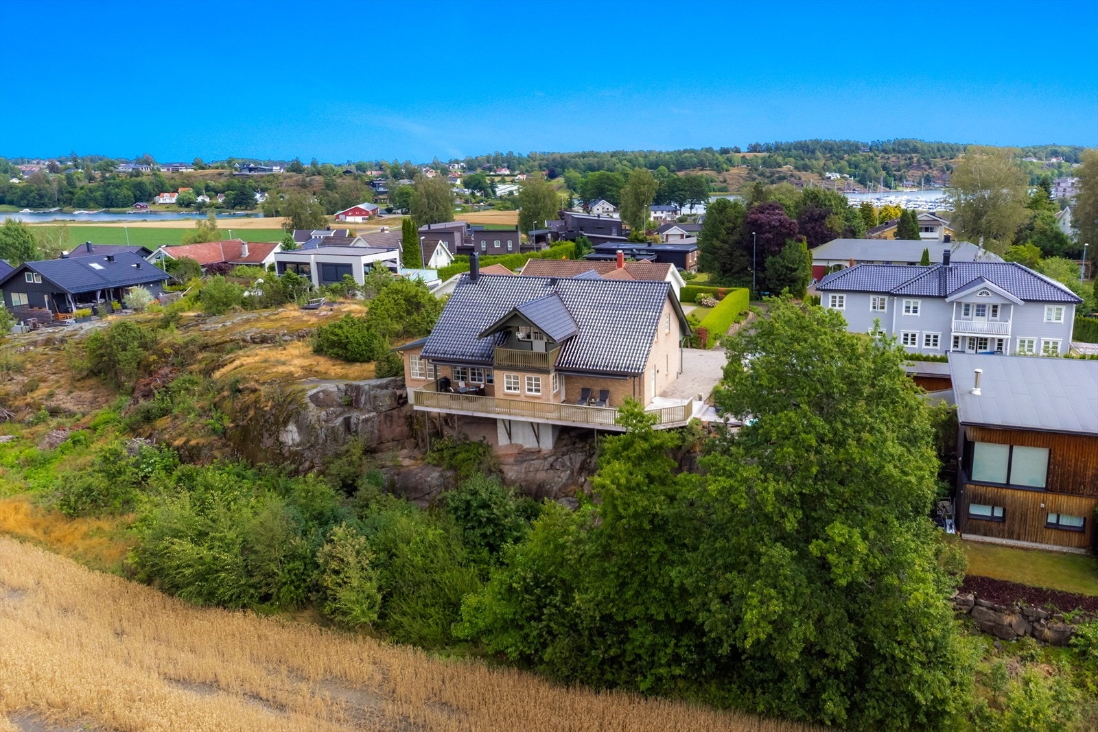 Fra boligen er det kun ca. 5-600 meter til sjøen i Ekenessundet, hvor man finner Nøtterøy Båtsenter. Galleribilde