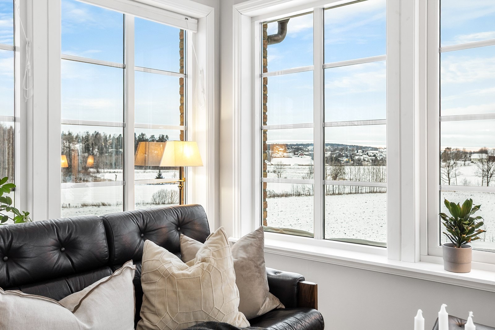 Utsikt over snødekt landskap fra stuen. Galleribilde