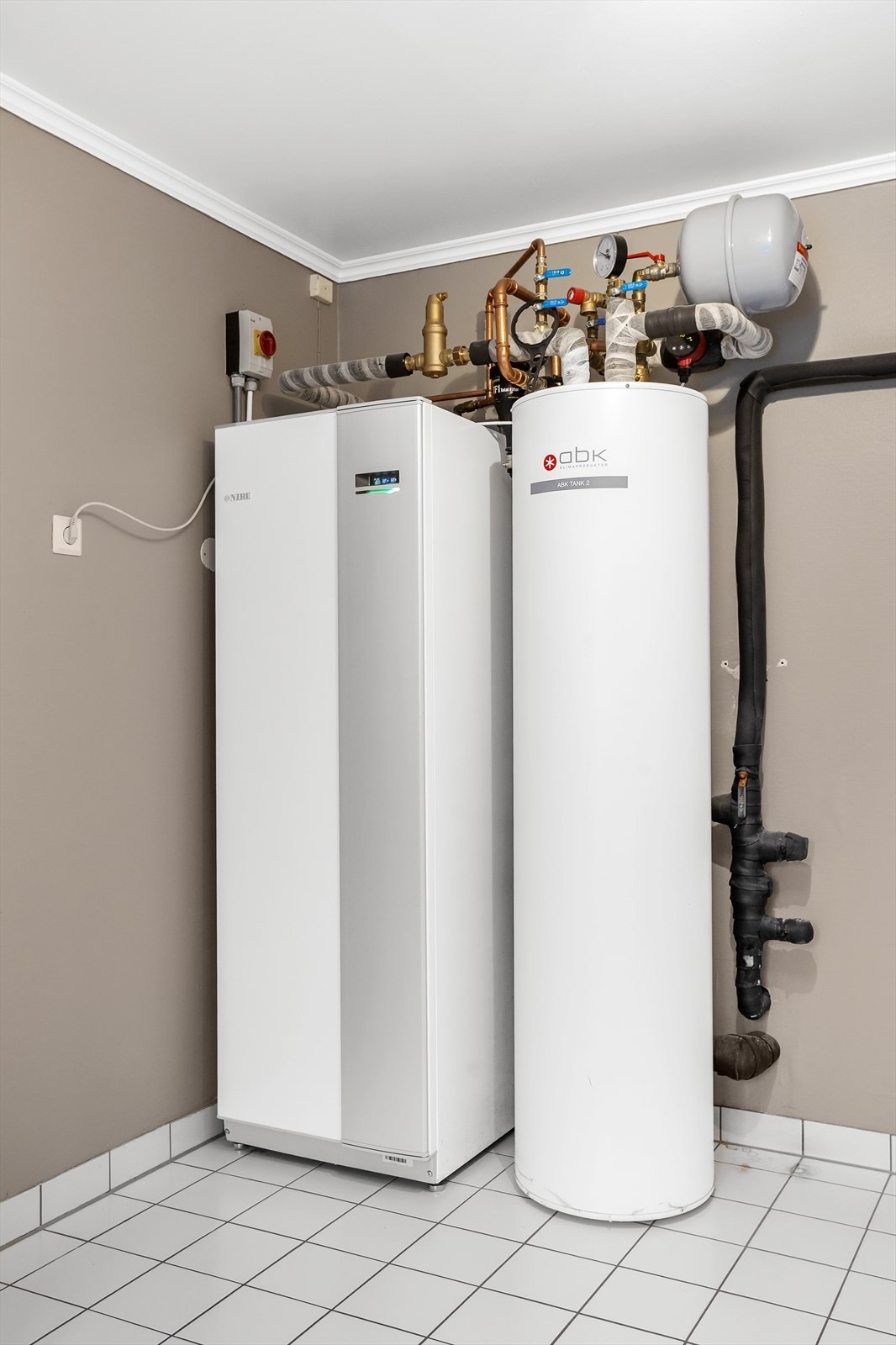 Teknisk rom med varmtvannsbereder og styring av vannbåren varme. Galleribilde