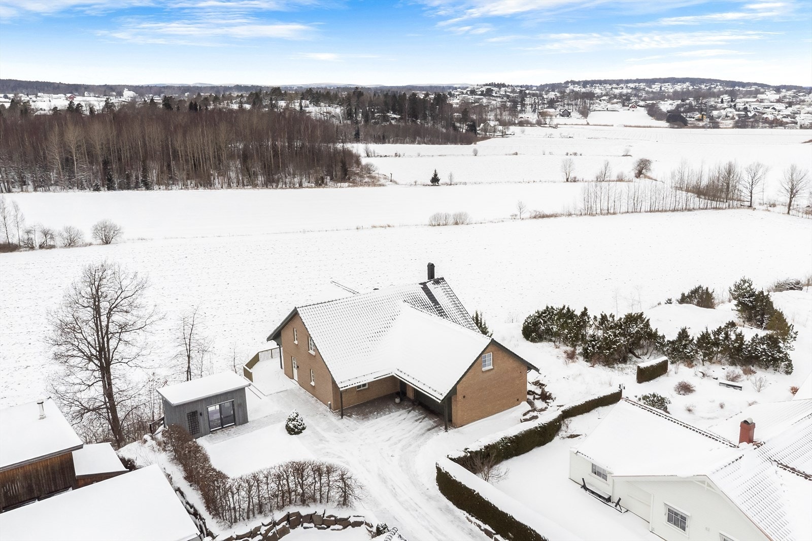 En romslig gårdsplass med belegningsstein. Galleribilde