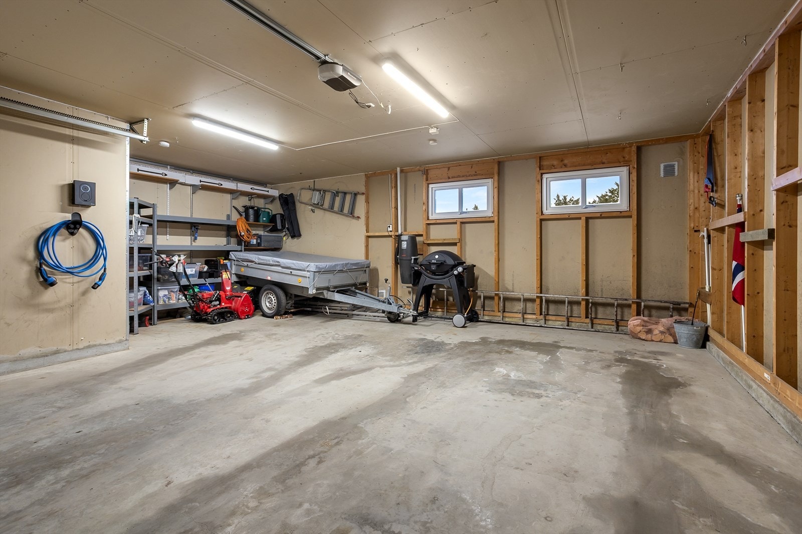 Garasjen er meget romslig, og har plass til to biler i tillegg til feks en henger og annet utstyr, dette pga garasjens utforming. Galleribilde