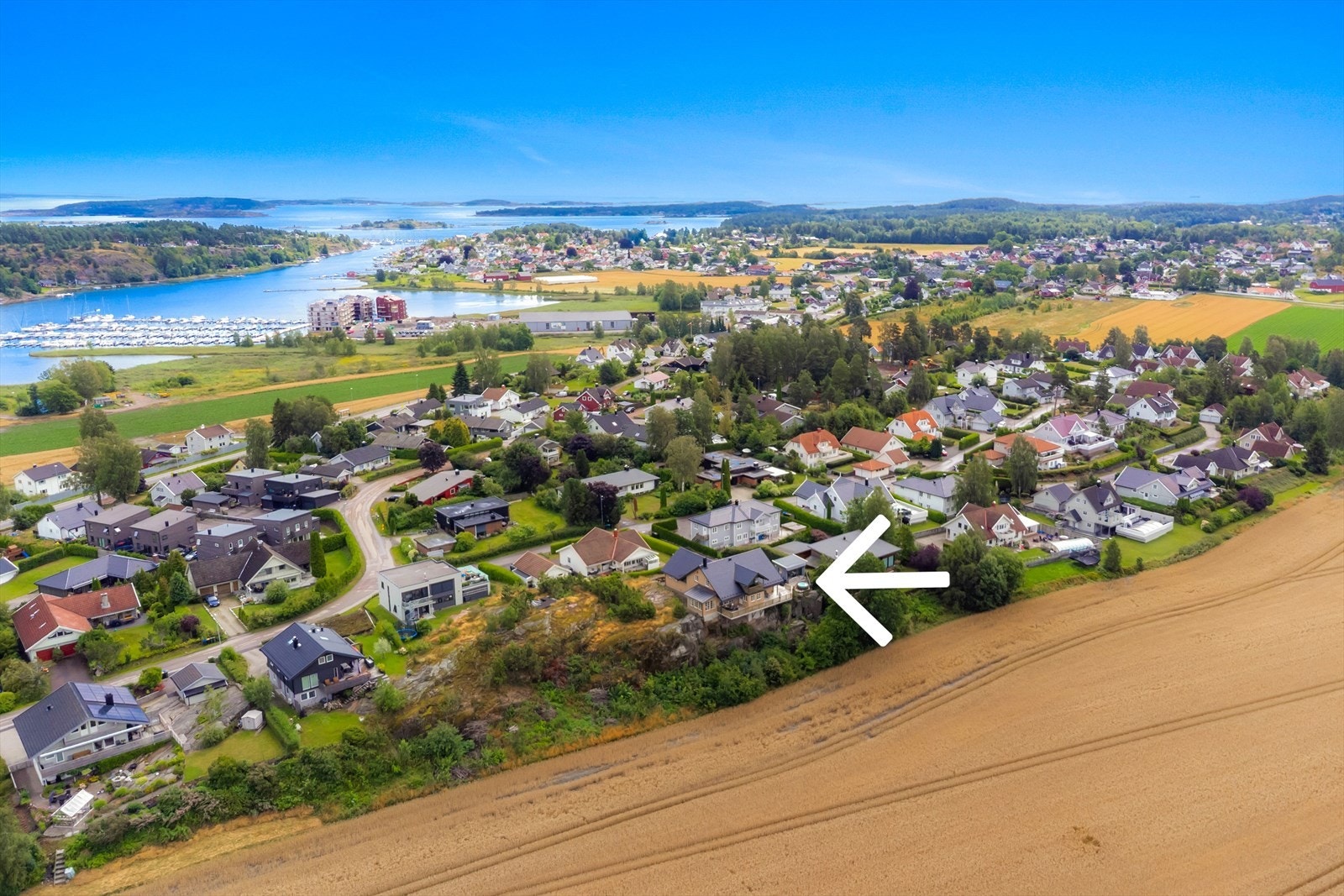 Eiendommen har en stor terrasse som strekker seg ut over fjellet, perfekt for å nyte utsikten og det unike terrenget. Galleribilde