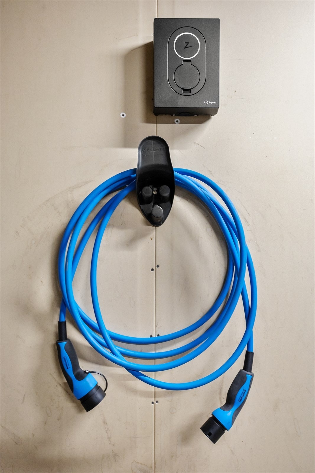 Elbillader installert i garasjen. Galleribilde