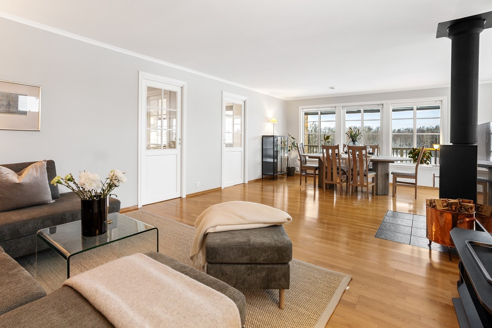 Stuen har en flott arealinndeling som gir meget fleksible møbleringsmuligheter Galleribilde