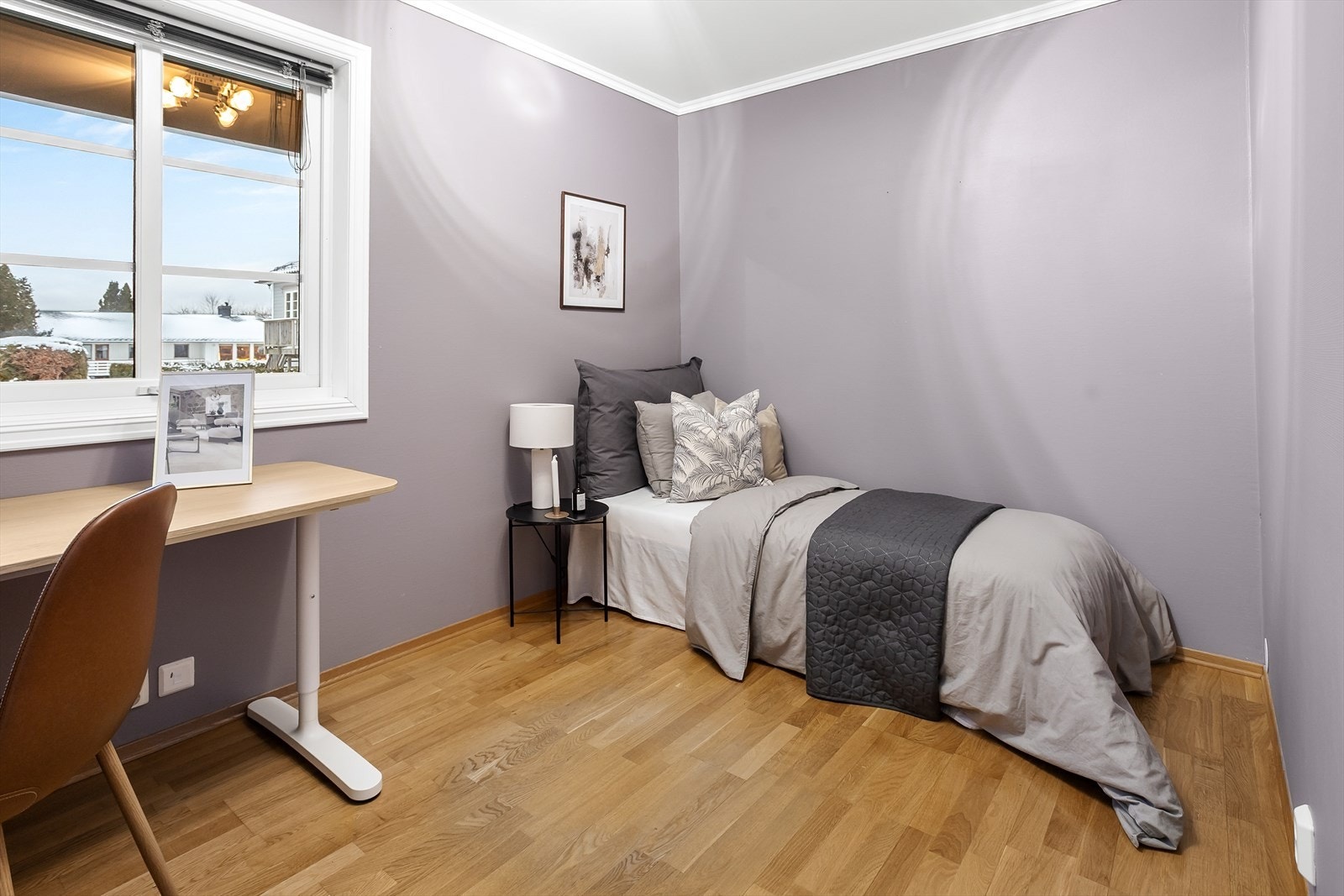 Soverom i 1.etasje med parkettgulv og plass til bla skrivebord. Galleribilde
