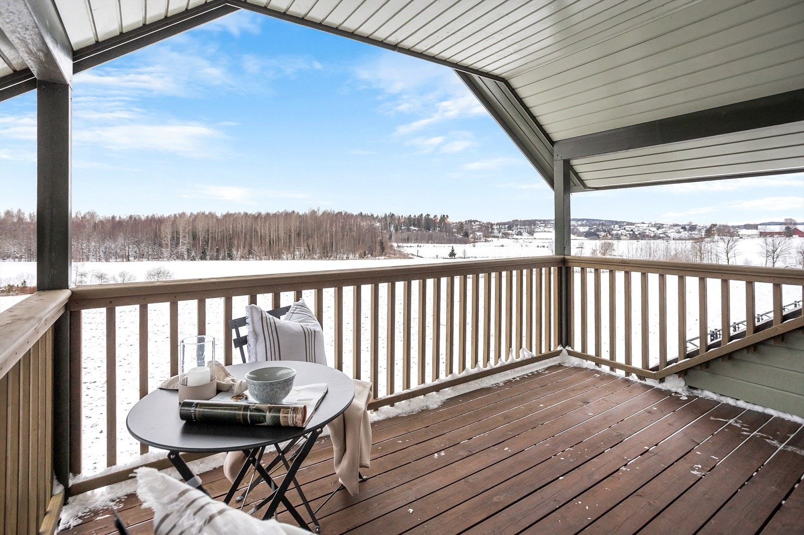 Utsikt over landskapet fra overbygd balkong. Galleribilde