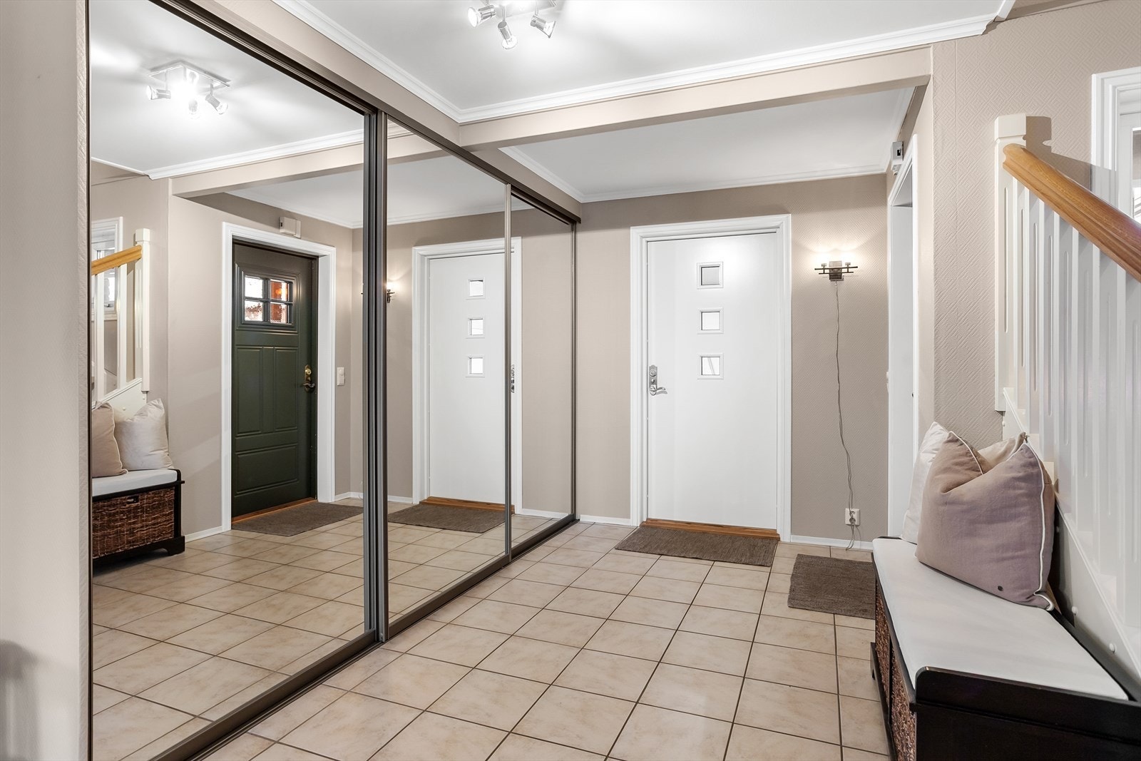 Flislagt, innbydende hall med god plass til oppbevaring av klær og sko i skyvedørsgarderobe. Her har du direkte adkomst til garasje. Galleribilde