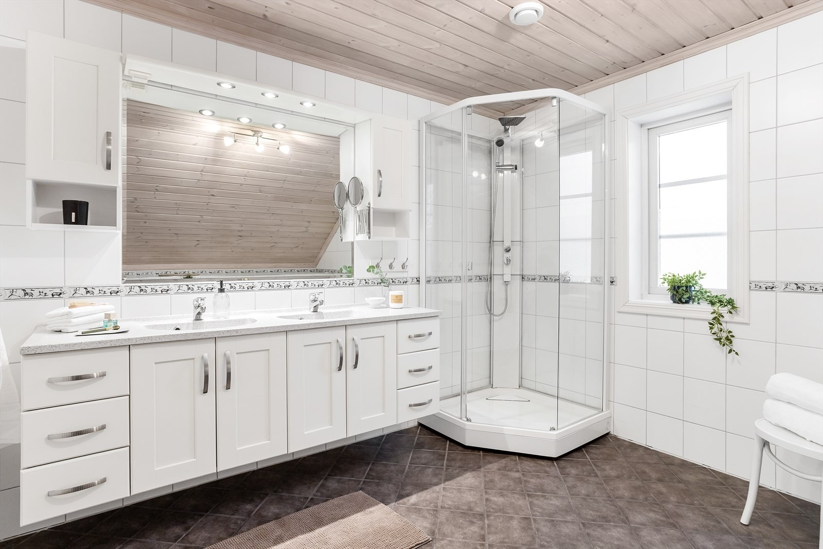 Badet i 2.etasje ligger praktisk til i nærheten av soverommene. Galleribilde