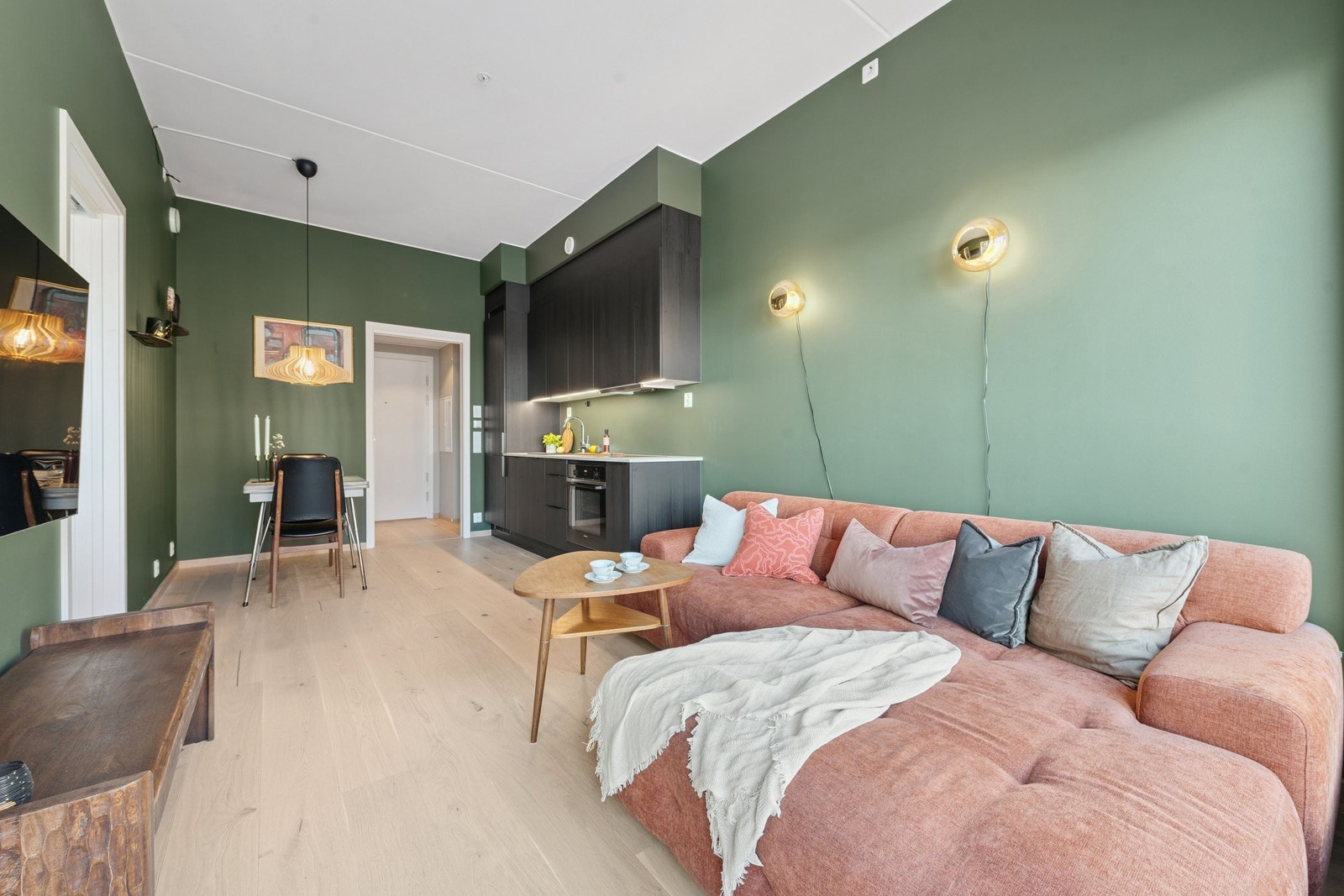 Romslig og luftig oppholdsrom med ekstra takhøyde Galleribilde