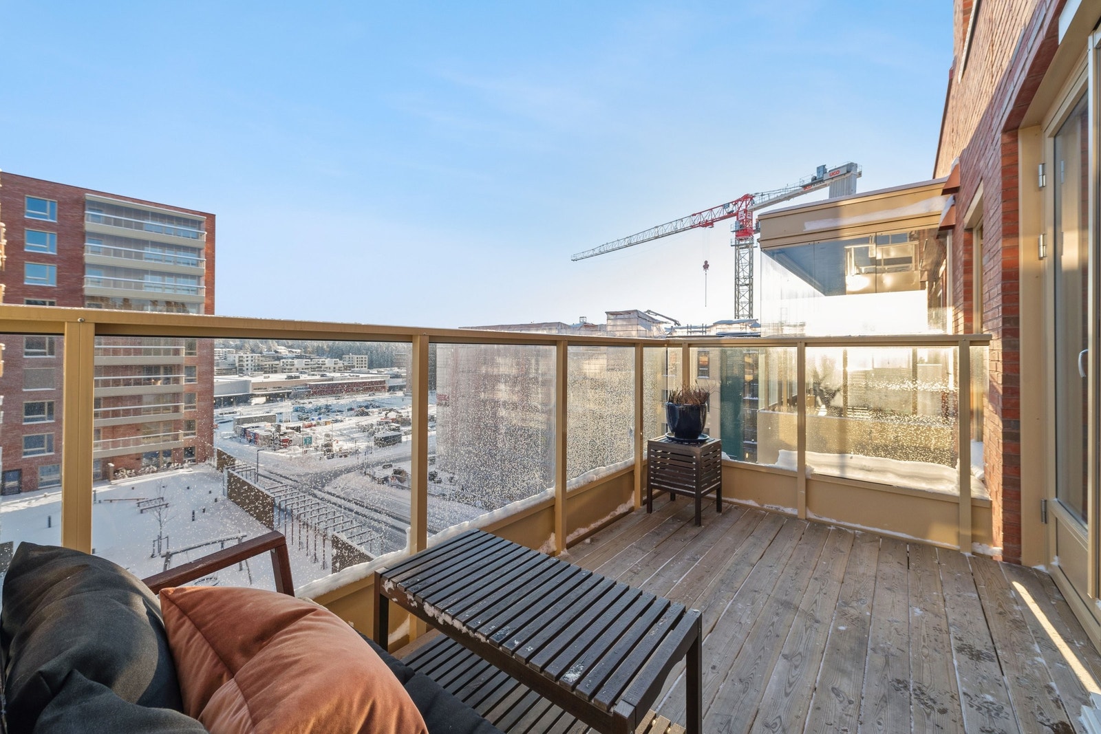 Balkongen har god plass til sittegruppe – et perfekt uterom store deler av året. Galleribilde