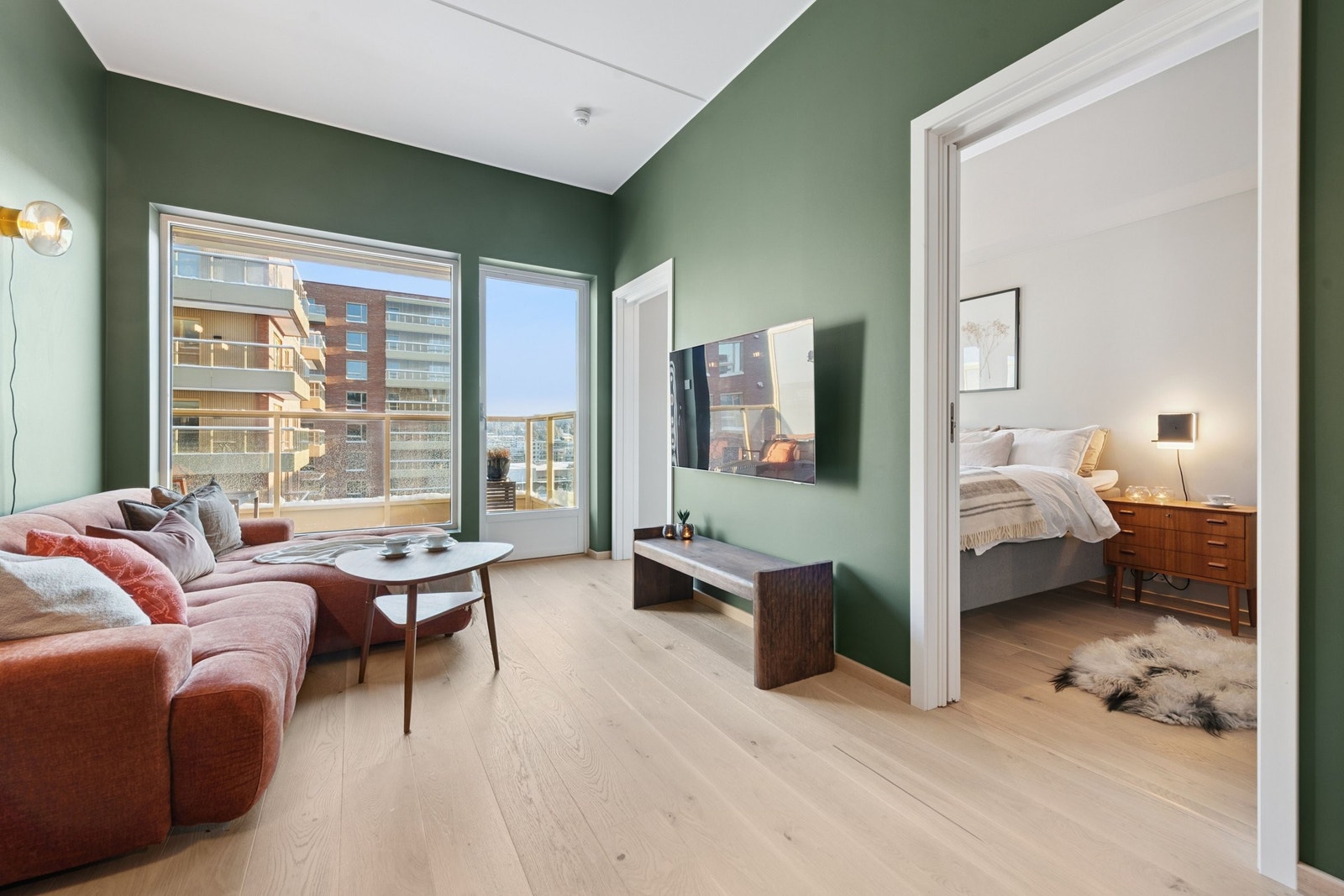 Stue sett mot soverom – åpen og funksjonell planløsning med naturlig flyt mellom rommene. Galleribilde