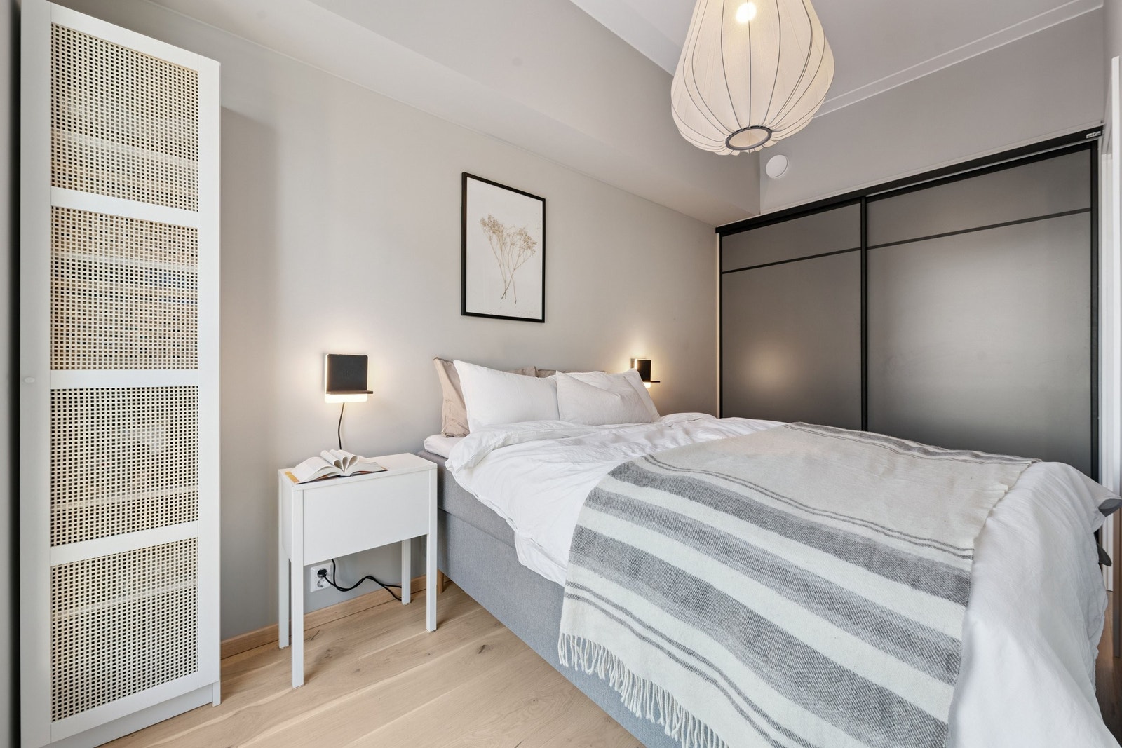 Soverom med lun fargepalett, god takhøyde og praktisk garderobeløsning. Galleribilde