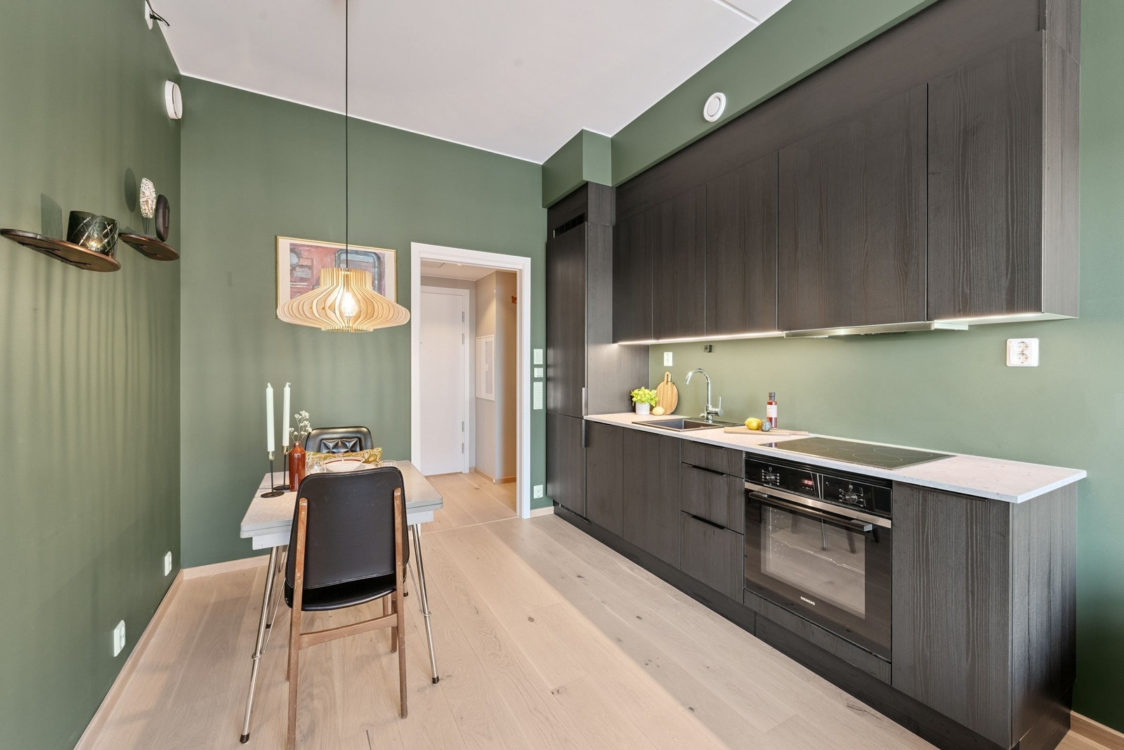 Kjøkken og spiseplass i åpen løsning – sosial og funksjonell planløsning. Galleribilde