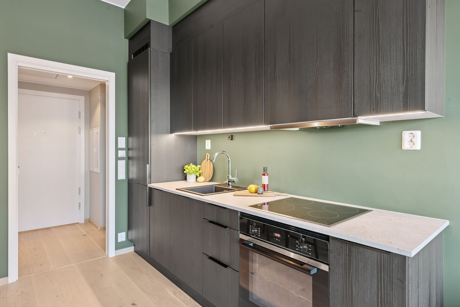 Gjennomført interiør med varme fargetoner og 1-stavs eikeparkett. Galleribilde